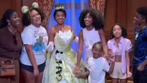 Influenciadora emociona ao levar família para cantar com princesa na Disney