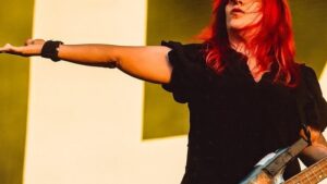 Jennifer Finch deixa turnê após diagnóstico de câncer agressivo no cérebro