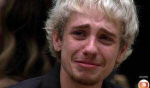 Juliano Floss se emociona ao receber prêmio que conquistou no BBB 26
