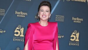 Kelly Clarkson faz confissão sincera sobre vida amorosa: o maior desafio do relacionamento