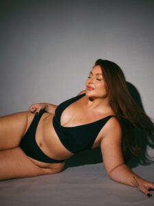 Letticia Munniz lança curadoria de moda plus size e abre o coração sobre trauma do passado