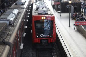 Caos na Linha 7-Rubi: Carro invade trilho e deixa passageiros presos por 20 minutos