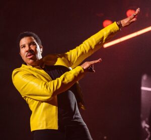 Lionel Richie tranquiliza fãs após passar mal em show