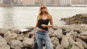 Luciana Gimenez mistura chinelo de R$40 com bolsa de R$110 mil em Nova York