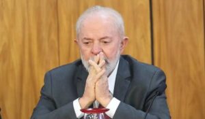 Lula é atacado por animal durante inauguração da Ferrovia Transnordestina