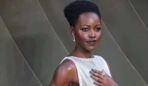 Lupita Nyong’o deslumbra em premiere com look ousado que virou sensação