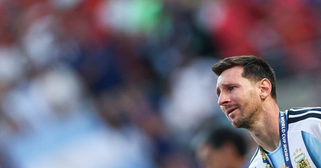 Messi se emociona em despedida da seleção argentina após derrota na final da Copa