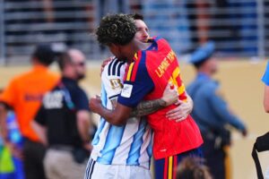 Messi e Yamal se abraçam na final: o encontro que roubou a cena