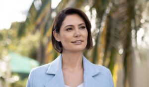 Michelle Bolsonaro teria cogitado trocar de partido e virar aliada do PT, afirmam fontes