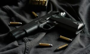Homem morre após ser baleado por policial em ‘brincadeira’ de falso assalto
