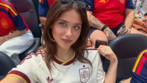 Atriz espanhola Nicole Wallace viraliza ao alfinetando a França com Lady Gaga