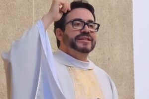 Padre Fábio de Melo emociona ao doar prêmio a fã no Programa Silvio Santos