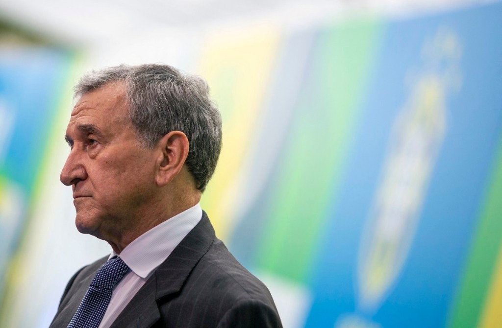 Parreira Segue Internado na UTI com Infecção Pulmonar Grave