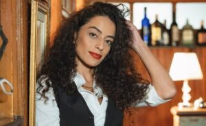 Lyris abre mão da amizade com Ulisses para salvar Adriana em ‘Quem Ama Cuida’