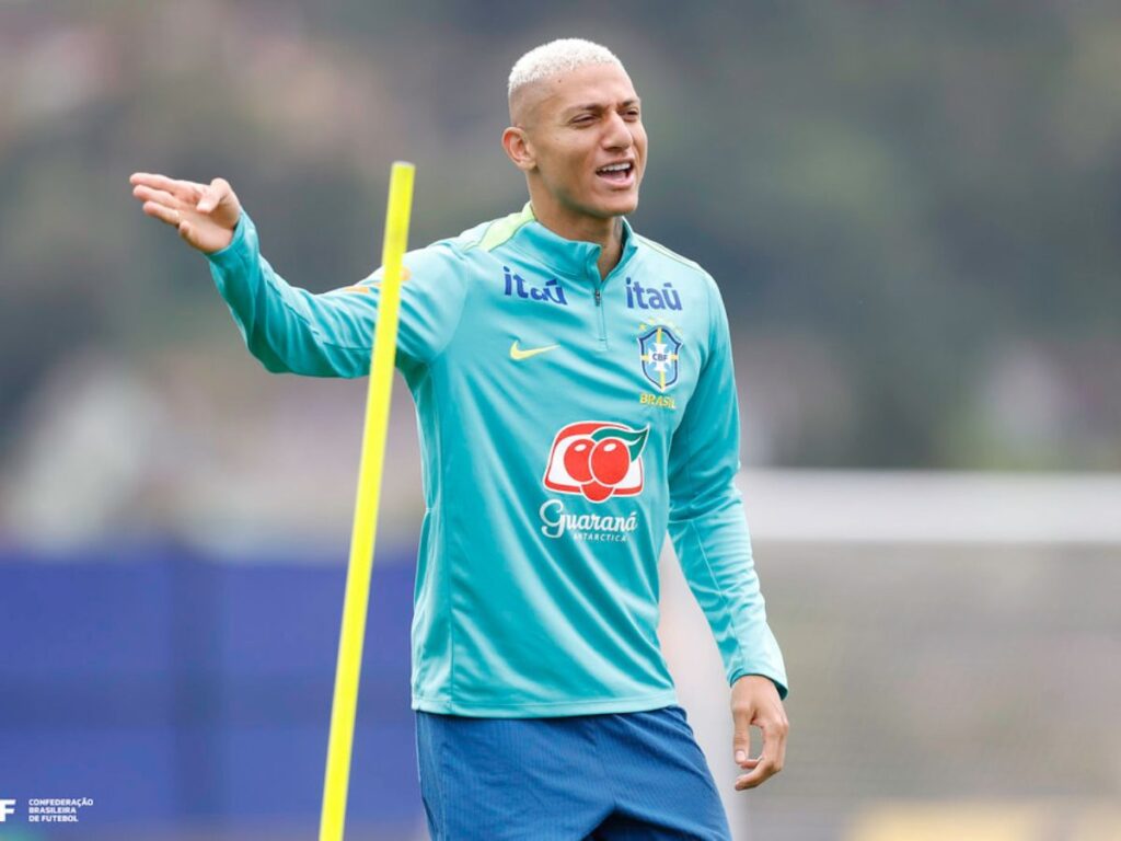 Richarlison doa R$ 60 mil para salvar visão de bebê e comove a web!