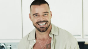 Ricky Martin faz gesto ousado durante apresentação ao vivo