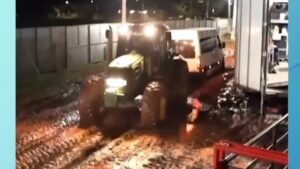 Rio Negro e Solimões Presos na Lama! Trator Faz Resgate Cinematográfico