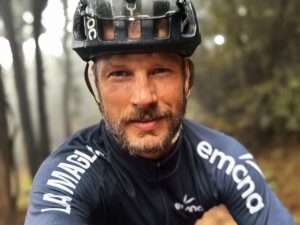 Rodrigo Hilbert Ajuda Motorista com Carro Atolado e Viraliza