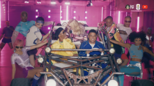 Madonna Leva Carona com Ronaldo e Ronaldinho no Show da Final