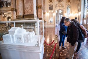 Theatro Municipal do Rio Revoluciona com Maquete Tátil para Deficientes Visuais