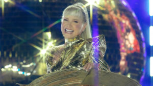 Xuxa debocha de críticas e promete surpreender