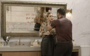 Zilá recebe ameaça misteriosa escrita no espelho em Coração Acelerado