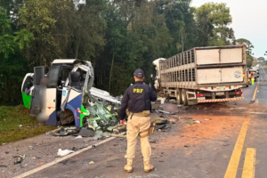Tragédia na estrada: acidente entre ônibus e caminhão mata 23 pessoas no Paraná