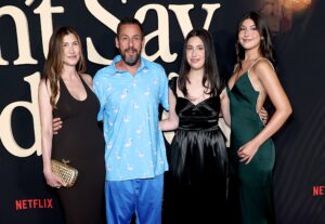 Adam Sandler aparece raro com as filhas no tapete vermelho e altura da caçula choca todos