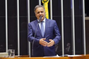 Aécio Neves Muda de Ideia e Anuncia Candidatura ao Senado por Minas