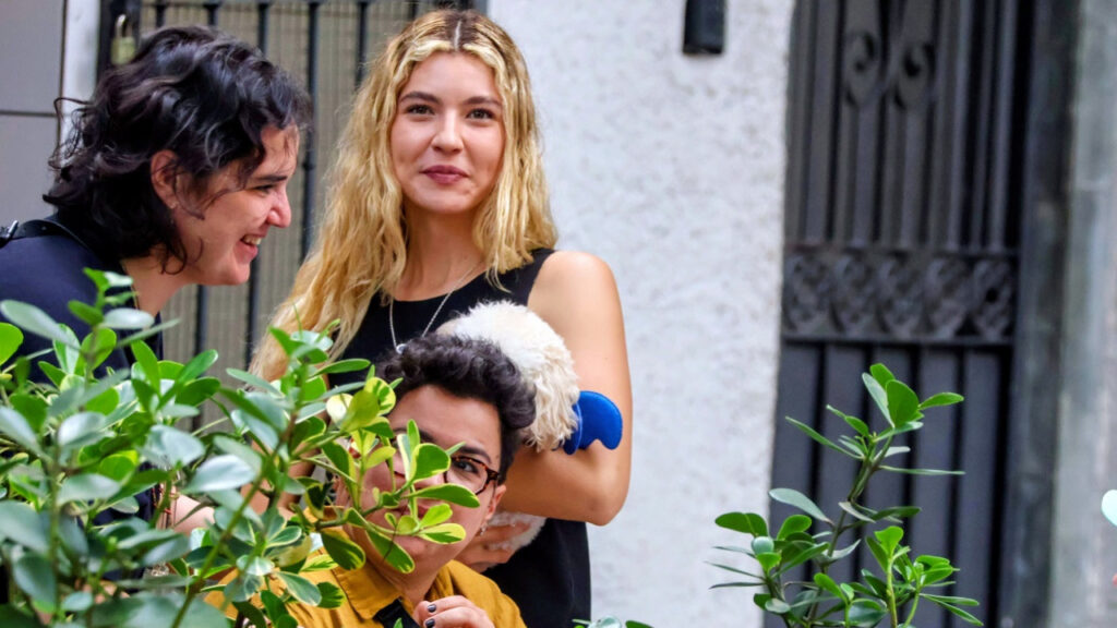 Alanis Guillen surge loira no Rio e tenta escapar dos paparazzi!