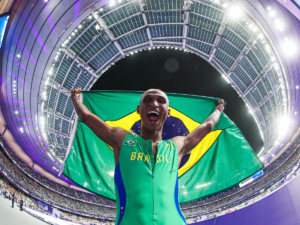 Alison dos Santos quebra recorde mundial nos 400m com barreiras