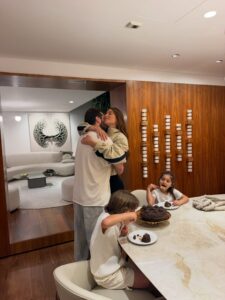 Alok celebra 35 anos em família ao lado de Romana Novais
