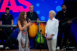Anitta Leva Família Para Altas Horas e Encanta Público