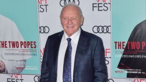 Anthony Hopkins aos 88 anos realiza sonho de juventude e estreia como compositor de música clássica