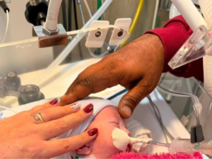 Pequeno Milagre: Bebê Dado Como Morto Volta a Viver e Recebe Alta