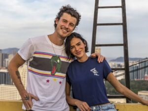 Bruna Marquezine e Shawn Mendes visitam projeto social na Angola