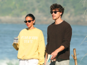 Bruna Marquezine e Shawn Mendes de volta ao Brasil e aproveitam domingo romântico em feira do Rio