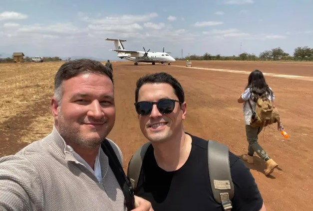 Casal morre em queda de helicóptero e criminosos aproveitam tragédia para roubar mansão de luxo