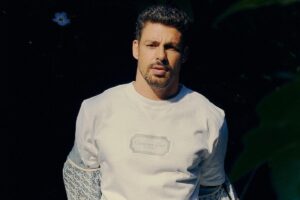 Cauã Reymond coloca repórter em saia justa ao vivo e viraliza na internet