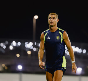 Cristiano Ronaldo aparece com cabelo loiro e muda visual para nova fase pessoal e profissional!
