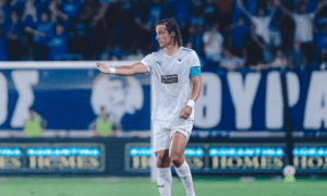 Presidente de clube faz promessa milionária e atira contra time de David Luiz