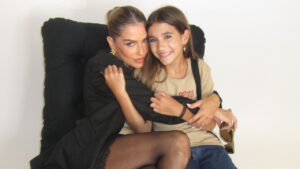 Deborah Secco encanta ao posar elegante com a filha em ensaio especial
