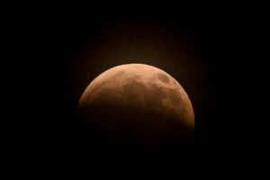 Eclipse Lunar Espetacular: A Lua Ficou 96,2% no Escuro e o Brasil Viu Tudo!
