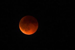 Eclipse Lunar Espetacular Será Visível no Brasil Esta Semana