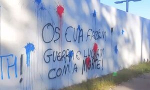 Muro da Embaixada dos EUA em Brasília é Pichado com Mensagem Polêmica