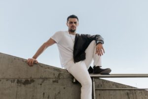 Felipe Simas abre jogo: virou pai aos 21 e descobriu uma leveza que mudou tudo