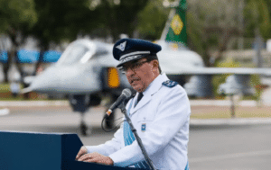 Flávio Bolsonaro acusa ex-comandante da FAB de pedir votos para Lula e provoca treta política!