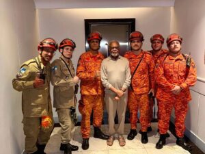 Gilberto Gil passa por susto no elevador e é resgatado por bombeiros no Rio!
