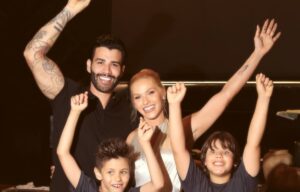 Gusttavo Lima se derrete ao surgir com o filho Gabriel na fazenda