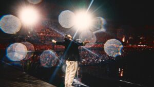 Harry Styles Enfrenta Temporal no Palco e Arrasa o Show Encharcado